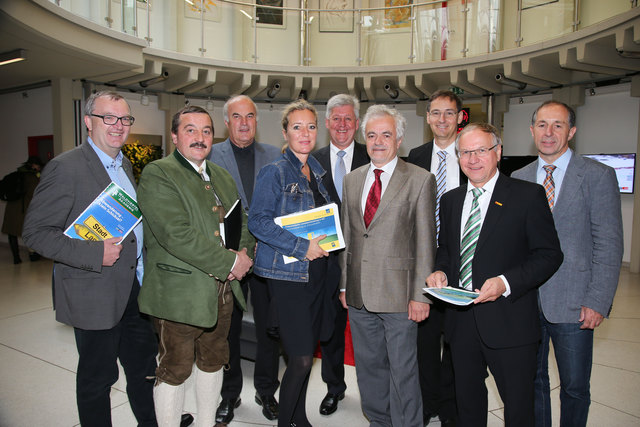 Dr. Ernst Wurz (Waldviertel Akademie), ÖR Josef Mühlbachler (Region Mühlviertler Alm), Anton Wirth (REGIO Bregenzerwald), Mag. Petra Patzelt (ecoplus), Mag. Hans Miller (Schladming 2030), Univ.-Prof. Dr. Walter Scherrer (Universität Salzburg), Dr. Thomas Egger (Schweizer Arbeitsgemeinschaft Berggebiete), LAbg. Josef Ober (Vulkanland), Geschäftsführer Georg Keuschnigg (Regionen.Österreich) | Foto: Franz Neumayr