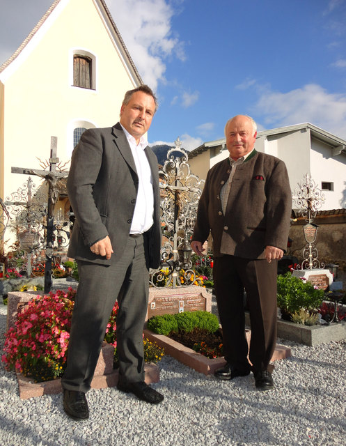 Martin Reiter und Hans Guggenberger kümmern sich seit Jahren um den Weiterbestand von  Tirols Friedhofskultur.