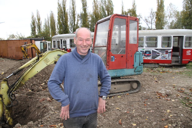 Freut sich zwar stets auf die kleinen und großen Jungs, aber: "Baggerpark"-Chef Paul Hofer klagt auch über die ständigen Einbrüche.