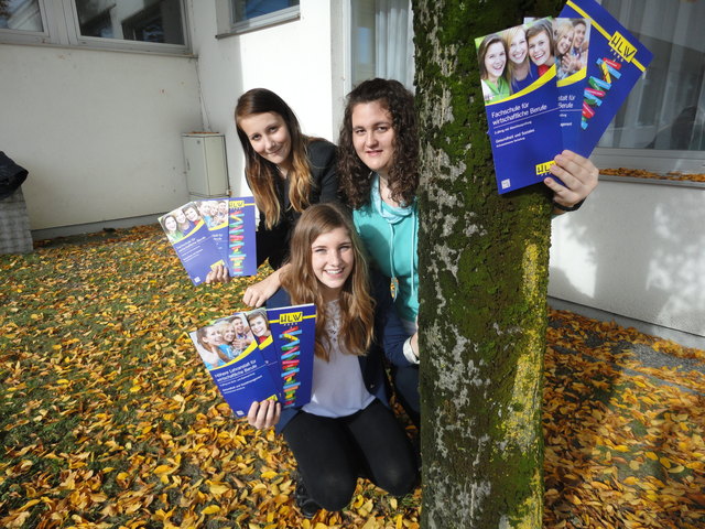 von links nach rechts: Schulsprecherin Lisa Rausch, 1. Stellvertreterin Schöpf Magdalena, 2. Stv: Michaela Lang | Foto: Rita Ahorner