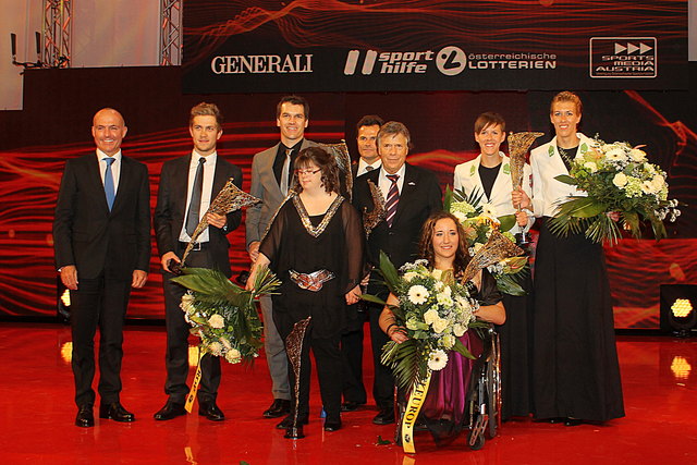 v.l.n.r.: Sportminister Gerald Klug, die Gewinner Riccardo Zoidl, Matthias Lanzinger und Teresa Breuer, der ehemalige ÖSV Damenchef Herbert Mandl, die Gewinner Peter Schröcksnadel und Claudia Lösch sowie die Mannschaft des Jahres die "Schwaiger-Sisters" | Foto: Sina