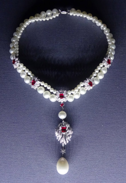Perlen-Collier mit der Perle "La peregrina", das Liz Taylor im Film "Cleopatra" trug. Richard Burton kaufte es um 37.000 Dollar um es ihr zu schenken. Nach Liz' Tod wurde es um 11 Mio. Dollar verkauft ... (die in eine wohltätige Stiftung flossen)