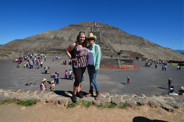 Mit Samantha vor der Sonnenpyramide