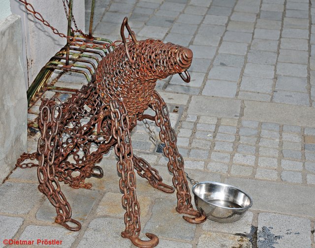 Dieses sonderbare Tier habe ich in FROHNLEITEN am Eingang zu einem Lokal entdeckt und das ganz FROHNLEITEN "bewacht":