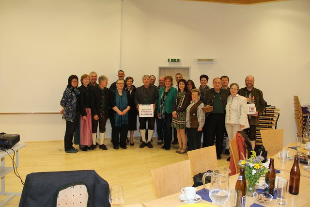 Gruppenbild aller Teilnehmer an der Übergabe
