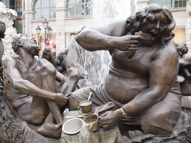 EHEBRUNNEN: MEIN FRAU IST MEIN GETREUER FREUND, OFT WORDEN AUCH MEIN GRÖSSTER FEIND. MEIN FRAU OFT MIETSAM IST UND GÜTIG. SIE IST AUCH ZORNIG OFT AUCH WÜTIG, SIE IST MEIN TUGEND UND MEIN LASTER, SIE IST MEIN WUND UND AUCH MEIN PLASTER, SIE IST MEIN HERZENS  AUFENTHALT, UND MACHT MICH  DOCH GRAU UND ALT.
Hans Sachs - 1541