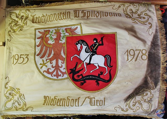 Die Fahne des Trachtenverein D'Spitzstoana wurde heuer anlässlich des 60 Jahre Jubiläum neu restauriert und erstrahlte nur kurz in neuem Glanze, denn sie wurde beim Brand des Sportcafe in Niederndorf leider stark beschädigt...