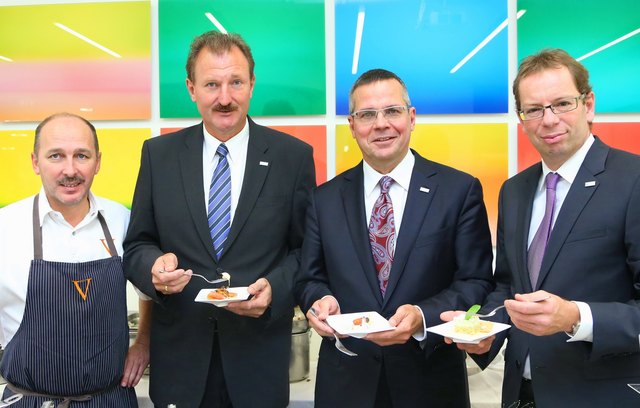 Von links: Starkoch Erich Lukas mit VKB-Vorstandsdirektor Dr. Adam Schwebl, VKB-Generaldirektor Dr. Albert Wagner und VKB-Vorstandsdirektor Mag. Christoph Wurm beim Verkosten der Köstlichkeiten aus dem Hause Lukas. | Foto: vkb-bank/cityfoto/pelzl