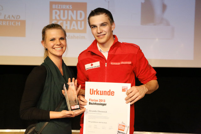 Stefanie Ehrenreich freut sich mit ihrem Bruder Alexander über seine Auszeichnung mit dem Florian 2013 im Bezirk. | Foto: Cityfoto