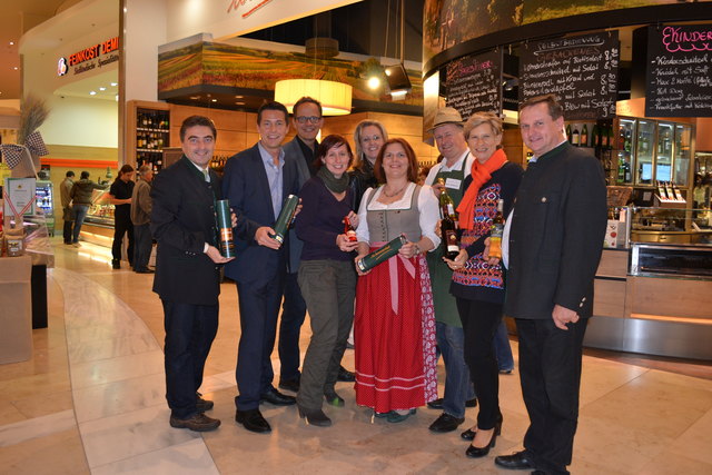Überzeugten sich vom Angebot des Weinviertel Schmankerlmarktes im G3: Johannes Wolf (LEADER Region Weinviertel Ost), Landtagsabgeordneter Kurt Hackl (Aufsichtsratsvorsitzender Weinviertel Tourismus), Hannes Weitschacher (Weinviertel Tourismus), Christine Friedl (Weinviertel Tourismus), Ulrike Hager (Weinkomitee), Petra Kern (Marketing G3), Hans Wimmer (Weinviertel-Shop), Monika Woditschka (Weinviertel-Shop), Hermann Stich (Bezirksbauernrats-Obmann). | Foto: Mag. Kurt Hackl