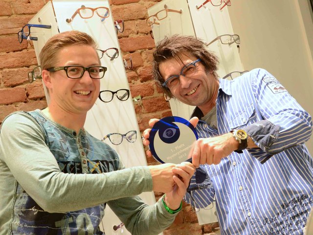 Erst seit einem Jahr auf dem Markt und schon auf Platz eins bei der Überprüfung der Service-Qualität: "augen auf!“-Optiker Thomas Hochwimmer (rechts) mit Mitarbeiter David Perneder. | Foto: gmh hofbauer