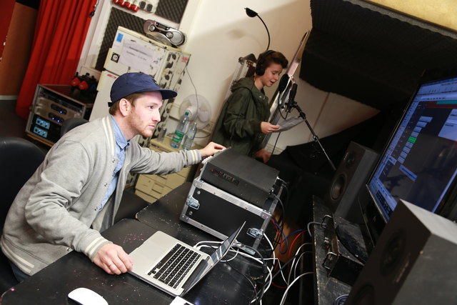 Austausch der Generationen: DJ und Produzent „Mr. Dero“ (l.) arbeitet mit Nachwuchsrapper Philipp Buttinger, 15, im Tonstudio. | Foto: Oliver Wolf