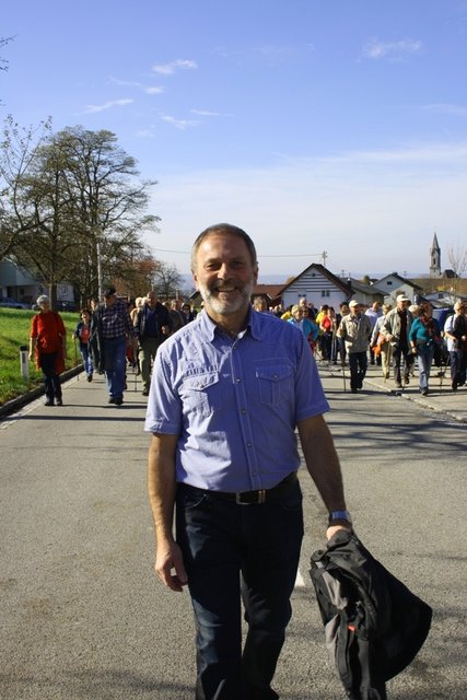 Bürgermeister Anton Pretzl führte die 300 Wanderer vom Ortskern zum Forsthaus Neudling
