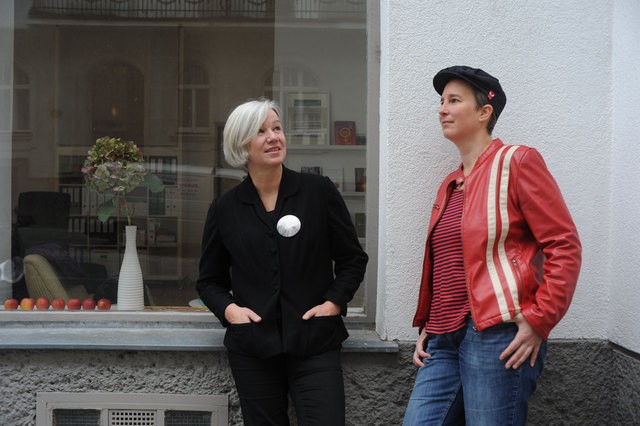 Ulrike Plichta (l.) und Felicitas Kruse (r.) organisieren den Stocksale. | Foto: Erich Gromek