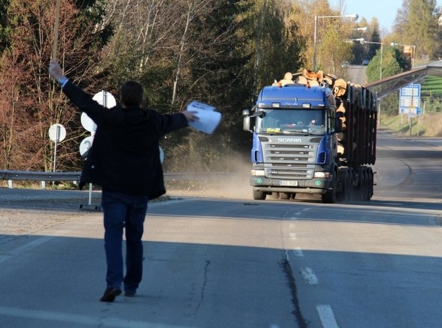 Mit vollem Einsatz wurde in Fratres demonstriert. Den Grenzübergang Grametten durften die Aktivisten nicht blockieren. Die Gründe dafür erklärt Bezirkshauptmann Franz Kemetmüller im Bezirksblätter-Gespräch. | Foto: Foto: Verein Neue Thayatalbahn
