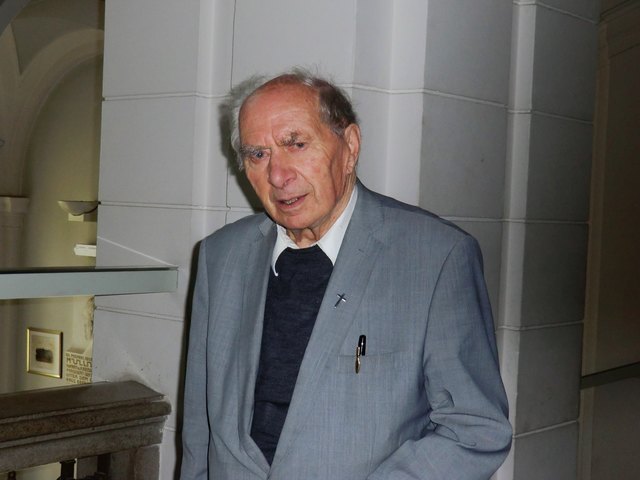 Auch Pfarrer Josef Lammerhuber glaubte dem kreativen Geschichtenerzähler. | Foto: Probst