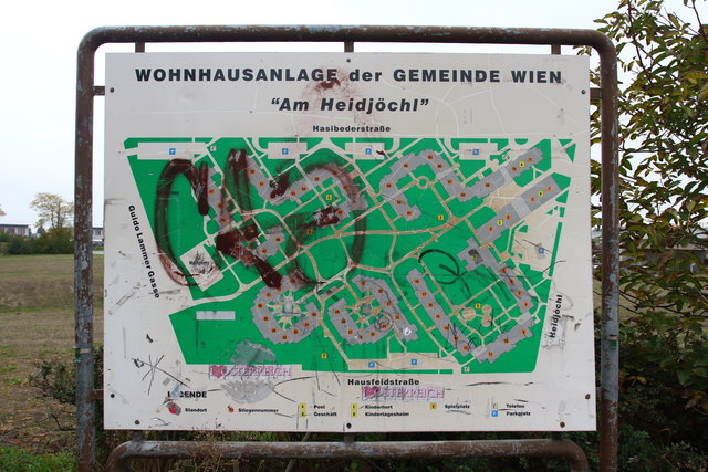 Beschmierte Orientierungstafel der Wohnhausanlage "Am Heidjöchl". | Foto: Clemens Pilz