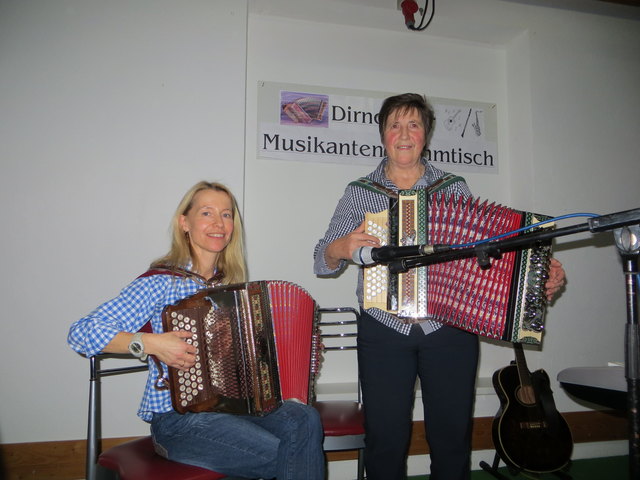 Hier spielen zwei der fünf anwesenden Musikanten aus Wilhelmsburg und Rabenstein