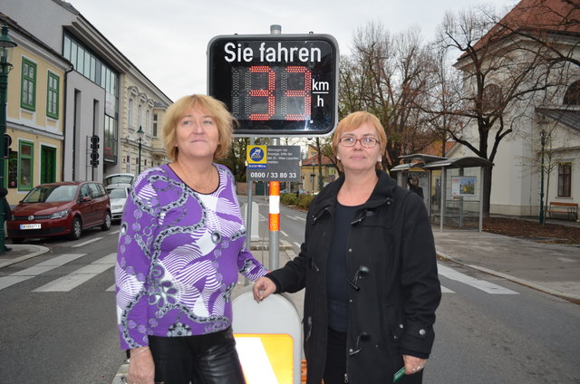 Die Anrainerinnnen Renate Dohnal (54) und Marina Revol (53) hoffen, dass die Autofahrer sich an das Tempolimit halten.