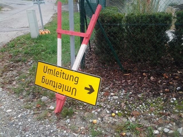 Auch so kann man eine Verkehrstafel aufstellen! Gesehen im Ortsteil Gedersberg Gemeinde Seiersberg