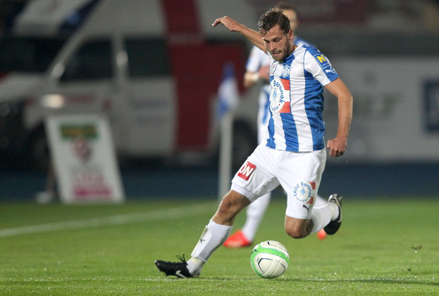 Ungewohntes Bild: In Wiener Neustadt trägt Jürgen Säumel sein Trikot blau-weiß gestreift. | Foto: GEPA