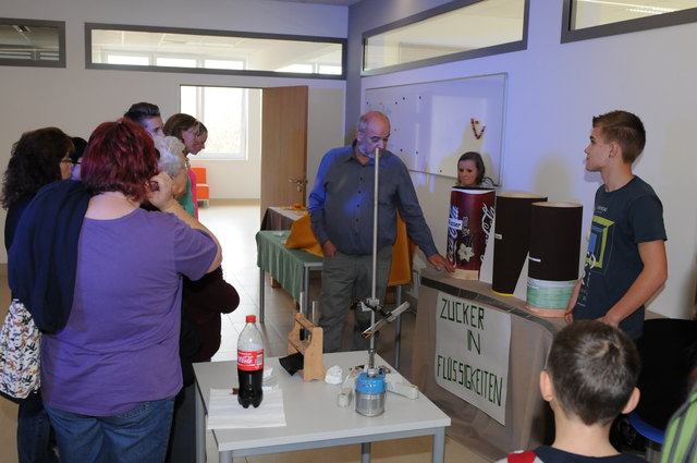 Gerald Fraunhdorfer präsentiert mit Schülern der vierten Klasse ein Projekt zum Thema Zucker. | Foto: Foto: privat
