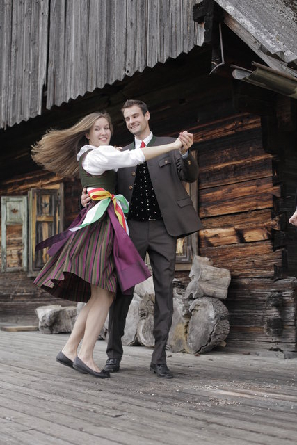 Aufgetanzt wird am Kärntnerball in Graz: die Geschwister Julia und Philipp Assam Zeigen es vor | Foto: KK