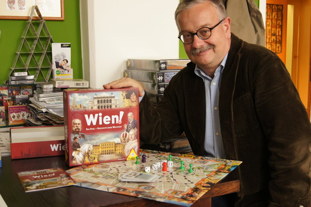 Dieter Strehl präsentiert das neue "Wien!-Spiel" seines Unternehmens Piatnik.