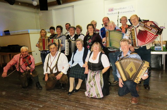Das Stammtischteam und die Musikanten vom 8. Stammtisch