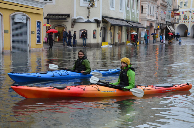 Das Juni-Hochwasser hinterließ eine Spur der Verwüstung und setzte große Teile des Salzkammergut unter Wasser. Am Bild: Kanus am Gmundner Stadtplatz. | Foto: Spitzbart