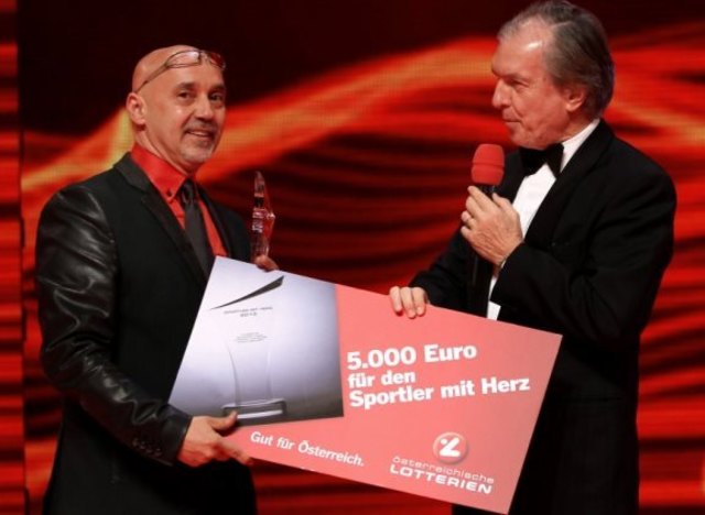 Preisträger Uli Arlati mit Friedrich Stickler von den Österreichischen Lotterien.