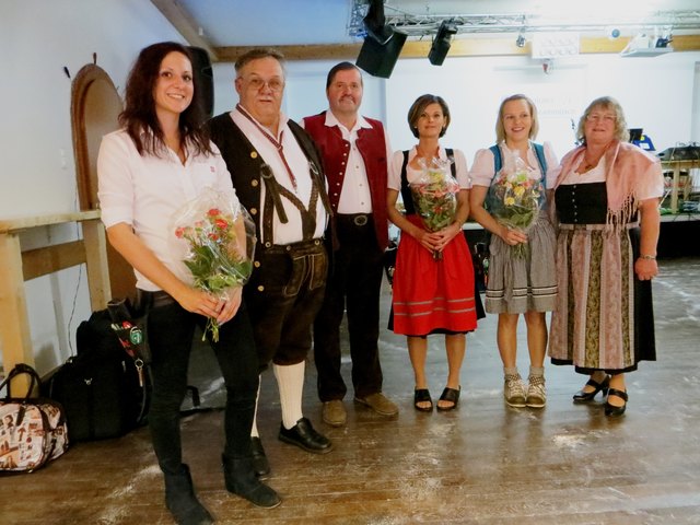Das Stammtischteam und das Servierpersonal vom Dirndlhof, von links: Lili, Angi und Andrea.