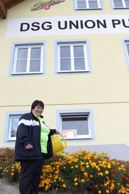 Blumen vor dem Clubhaus verschönern die Anlage. Frieda Rannetbauer kauft sie, pflanzt sie und gießt sie regelmäßig.