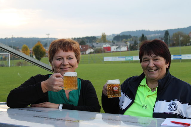 Auch ihre Schwester Sieglinde Falkinger hilft bei Heimspielen tatkräftig in der Schank. Sie freut sich mit Frieda Rannetbauer (r.), dass sie den Florian-Preis gewonnen hat.
