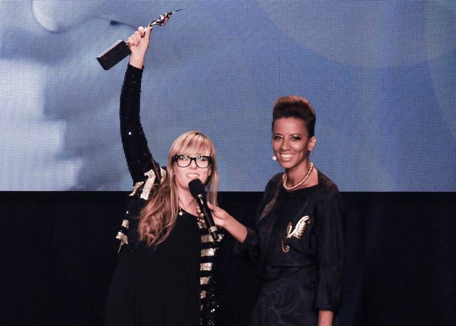 Zum dritten Mal hintereinander gewinnt Martha Norz den Austrian Hairdressing Award in der Kategorie Damen West und freut sich mit Moderatorin Arabella Kiesbauer bei der Verleihung in der Metastadt in Wien. | Foto: Looksus