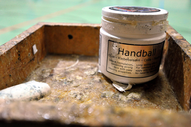 Das Harz, oder auch einfach Handball-Kleber, dient zur Verbesserung der Ballbehandlung – eben dazu, dass der Ball einfach an der Hand kleben bleibt. So ist es auch möglich, dass Handball-Spieler den Ball im Sprung mit einer Hand fangen können. Besonders wichtig ist das Naturprodukt logischerweise für den Tormann. Übrigens, laut ÖHB muss der Heimverein dafür sorgen, dass Harz bei Spielen verwendet werden darf.