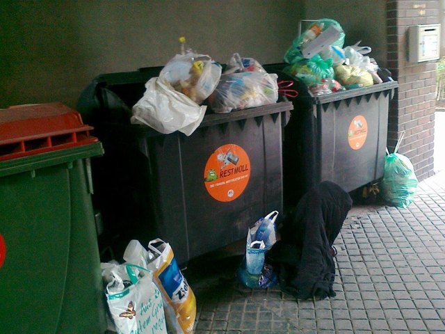 Am Wochenende quellen die Mistkübel im Südtiroler Hof über.