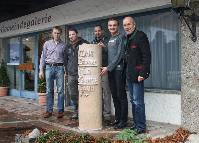 Der Bad Vigauner Meilenstein ist vor dem Gemeindehaus der Witterung nicht mehr so stark ausgesetzt. | Foto: Privat