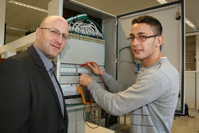 Offen für neue Fachkräfte: Direktor Harald Rebhandl mit Schüler Admir Sovtic.