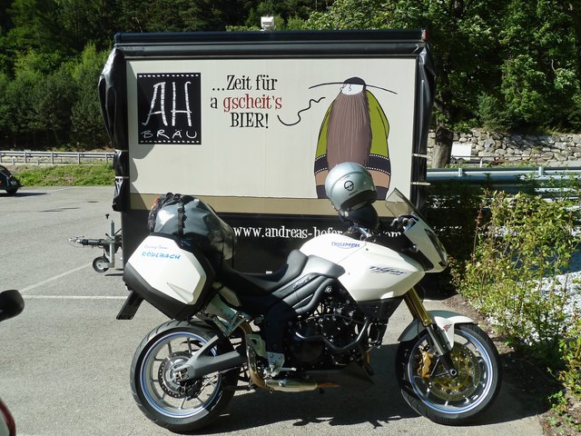kurze Rast beim Andreas-Hofer-Bräu (AH-Bier)