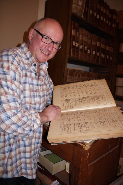 Stadtarchiv-Leiter Bäck mit Totenbuch. In den hintersten Räumen verbergen sich wahre Schätze. | Foto: Cornelia Grobner