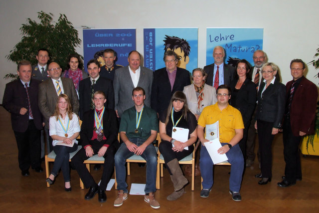 Die Prominenz aus Politik, Wirtschaft und Verwaltung steht voll hinter den erfolgreichen Lehrlingen Nadja Weber, Michael Pehn, Michael Zottl, Nicole Fessl und Daniel Süss (v.l.).