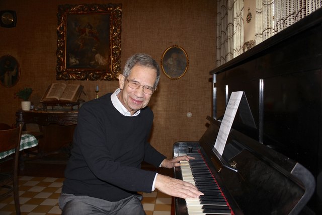 Pater Mario am Klavier: Er spielt nicht nur, er hat auch zahlreiche Musikstücke komponiert.