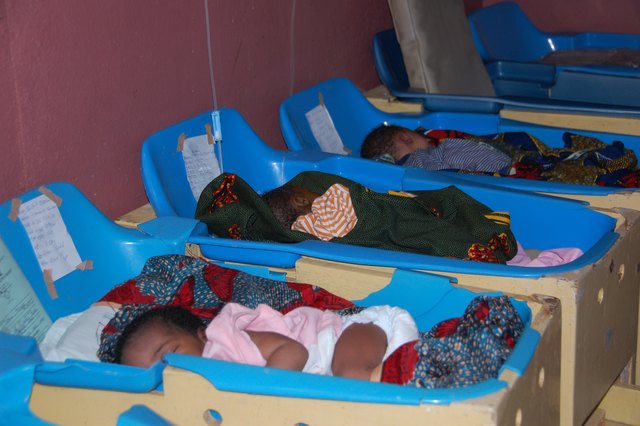 Die alten Babybettchen in Nigeria.