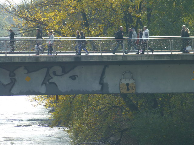 Auf der Nordseite der Erzherzog-Johann-Brücke - wenn man genau hinsieht.