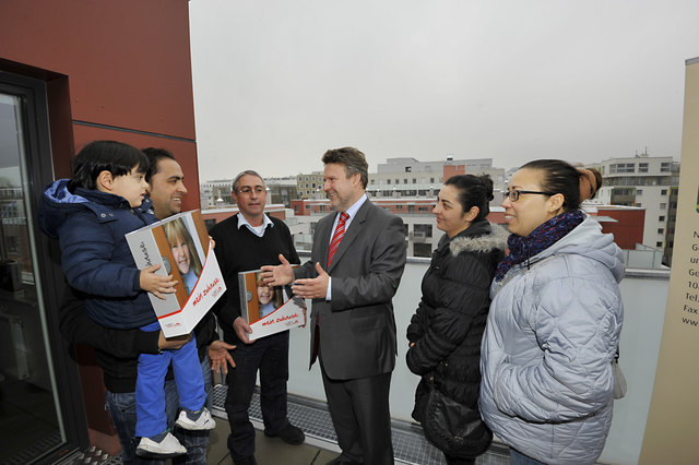 Stadtrat Michael Ludwig (Bildmitte) im Gespräch mit Mieterinnen und Mietern, die am Nordbahnhofgelände ein neues Zuhause gefunden haben. Foto: PID/Kromus