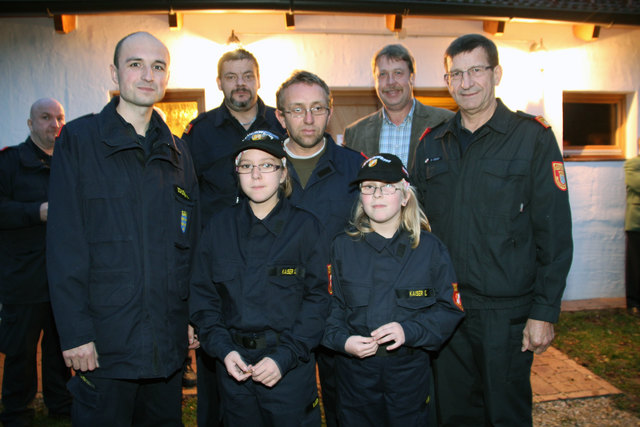 Markus Schuster, Harald Schwab, Josef Tatzber, Karl Graf, Franz Kaiser, Jennifer und Eva Kaiser nach der Übergabe der Abzeichen "Feuerwehrtechnik"