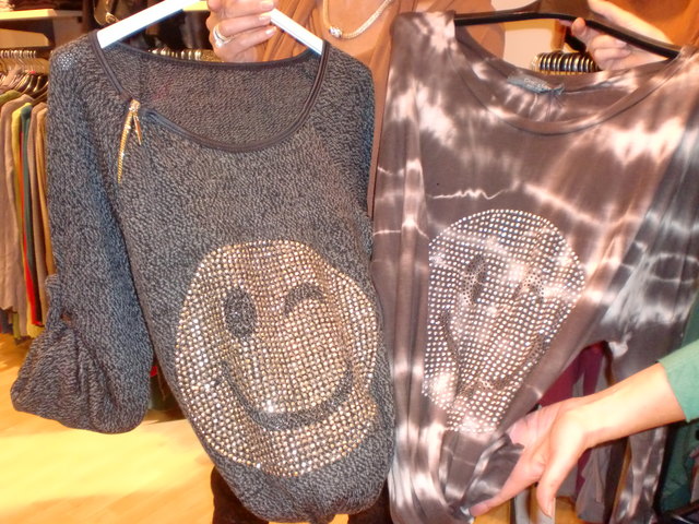 "Smileys" und Sterne zieren sowohl Kleidung, als auch Accessoires.