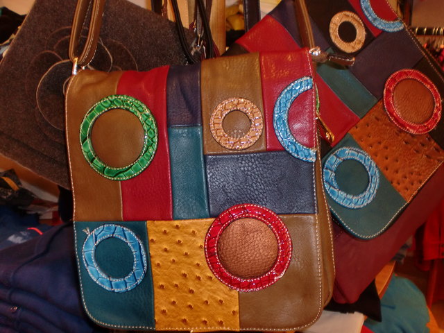 Bunte Taschen peppen das Outfit auf.