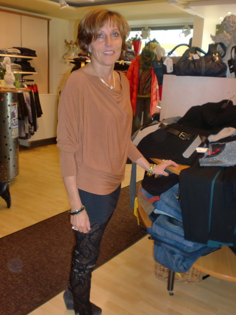 Lässiger Style: Enge Hosen, Leggings und Jeggins in Kombination mit langen Oberteilen.
